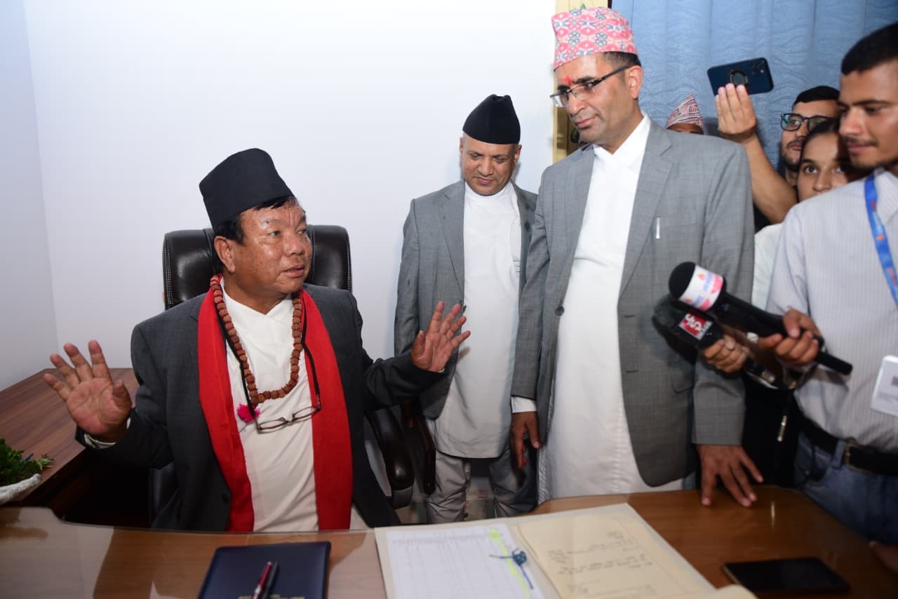 शिक्षामन्त्रीमा नियुक्त महावीर पुन काे हुन्? यस्ताे छ उनकाे वैज्ञानिकदेखि शिक्षामन्त्रीसम्मकाे यात्रा (भिडियाेसहित)