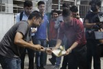 ग्यास अभावको विरोधमा आरआर गेटमा विद्यार्थीले दाउरामा पकाए खाना