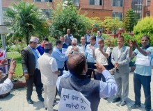 तलब सेवा सुविधा वृद्धिको माग गर्दै केन्द्रमा विद्यालयका कर्मचारीको धर्ना