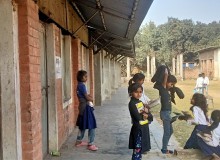 शिक्षक अभाव हुँदा एउटै कक्षामा डेढ सय विद्यार्थी पढ्न बाध्य