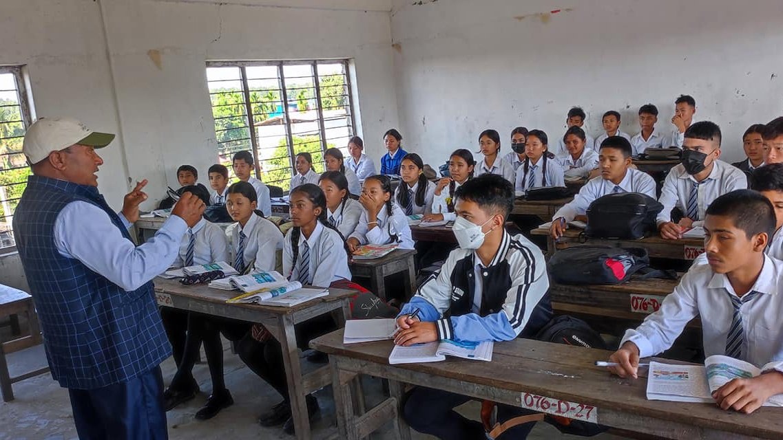 विज्ञान शिक्षक क्यानडा गएपछि विव्यस अध्यक्षले पढाउन थाले