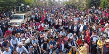 समान काम गर्ने शिक्षकलाई असमान सुविधा किन? गैरस्थायी शिक्षकको सरकारसँग प्रश्न