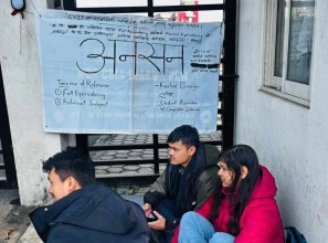 उपप्राध्यापक छनोटमा पारदर्शिताको माग गर्दै त्रिवि उपकुलपति कार्यालय अगाडि विद्यार्थीकाे अनसन