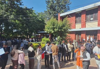एसईईको प्रमाणपत्रमा भएको त्रुटि सच्याउन परीक्षा नियन्त्रण कार्यालय सानोठिमीमा विद्यार्थीको भिड