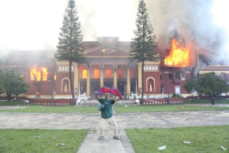 शीतल निवासमा आगो, राष्ट्रपतिलाई सेनाले शिवपुरी लग्यो (फाेटाेफिचर)