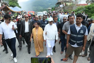 बाढी प्रभावित नुवाकोट पुगे ओली, पीडितको अवस्था बुझ्दै राहत वितरण