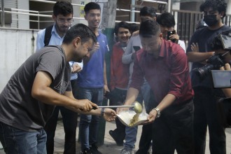 ग्यास अभावको विरोधमा आरआर गेटमा विद्यार्थीले दाउरामा पकाए खाना