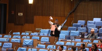 शिक्षा समिति सभापति थापाले संसद मै च्याते बजेट पुस्तिका