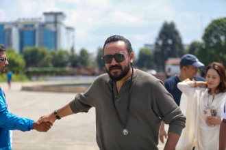 शहीदका आमालाई खगेन्द्र सुनारको भावुक सम्बोधन : ‘तिम्रो छोरो ढल्यो, यो देश उठ्यो’