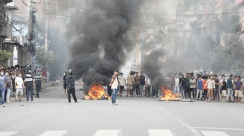 जेनजीको प्रदर्शनमा प्रहरी दमन भएको भन्दै कलंकी र सातदोबाटोमा टायर बालेर प्रदर्शन (फाेटाेफिचर)