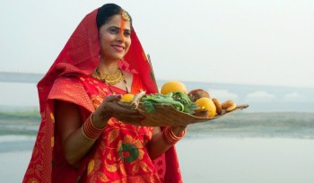 छठको मुख्य दिन आज, अस्ताउँदो सूर्यलाई विधिपूर्वक अर्घ दिइँदै