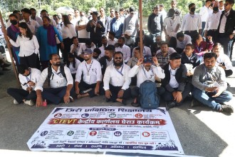 विभिन्न माग राख्दै सीटीईभीटीका करार तथा ज्यालादारी कर्मचारीले गरे केन्द्रीय कार्यालय घेराउ