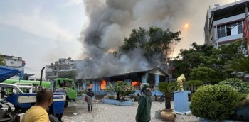 इटहरी उपमहानगरकाे कार्यालयमा जेनजीले लगायाे आगो, प्रहरीकाे गाेली लागेर २ जनाकाे मृत्यु