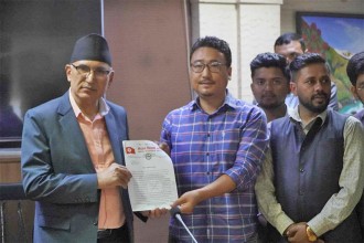 'पेड इन्टर्नसीप'को माग गर्दे नेविसंघले बुझायाे अर्थमन्त्रीलाई ज्ञापनपत्र