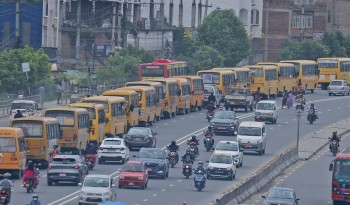 निजी विद्यालय सञ्चालकले निकाले चक्रपथमा बससहित र्‍याली