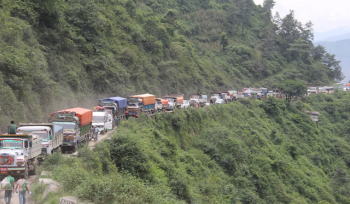 बाढीपहिरोले काठमाडौं प्रवेश गर्ने मुख्य सडक ठप्प, पृथ्वी राजमार्गमा सवारी रोक