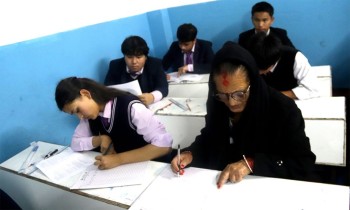 एन्जल्स सेकेन्डरी स्कुलबाट कक्षा १२ को परीक्षा दिँदै ७३ वर्षीया सूर्यवती