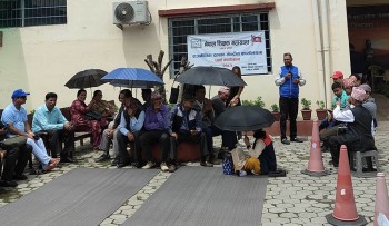 शिक्षक महासंघले दियाे एमाले पार्टी कार्यलयमा धर्ना