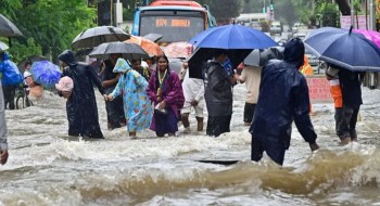 तीन दिनदेखि भारी वर्षाका कारण मुम्बईका स्कुल, कलेज बन्द (फाेटाेफिचर)