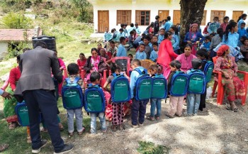 सानिमा रिलायन्स लाइफद्वारा बाजुराका विद्यार्थीहरूलाई १४७ थान झोला वितरण