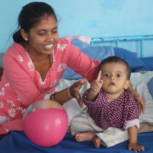 ६ महिनादेखि ५९ महिनासम्मका बालबालिकाहरूमा पोषणको अवस्था जाँच गरिदै 