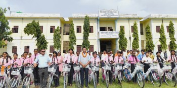 महोत्तरीकाे मटिहानी नगरपालिकामा छात्रालाई शिक्षामा पहुँच बढाउन साइकल वितरण