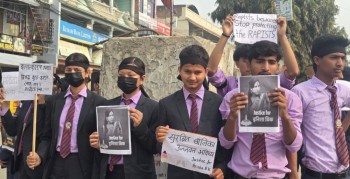 इनिसा विक हत्याकाे दोषीमाथि कारबाहीको माग गर्दै दाङकाे तुलसीपुरमा विद्यार्थीकाे प्रदर्शन