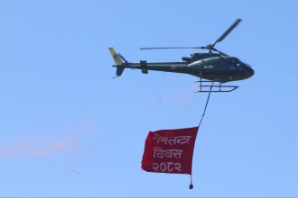 पुष्प वृष्टि र परेड खेल्दै टुँडिखेलमा यसरी मनाइयो गणतन्त्र दिवस (फाेटाेफिचर)