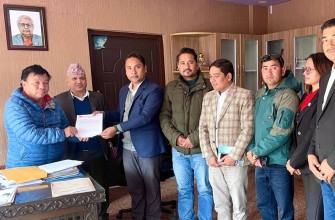 अखिलले २८ बुँदे मागसहित शिक्षामन्त्री पुनलाई बुझायो ज्ञापनपत्र