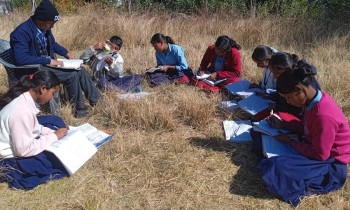 बाजुरामा चिसोका कारण विद्यालयमा पठनपाठन प्रभावित, विद्यार्थी कक्षाकोठा बाहिर पढ्न बाध्य