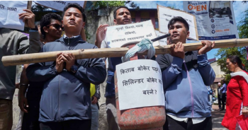 एलपी ग्यास अभावविरुद्ध सिलिन्डर बोकेर सिंहदरबार पुगे विद्यार्थी