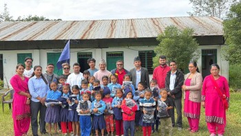 दमौलीमा देउसी भैलो खेलेर संकलित रकमबाट विपन्न परिवारका विद्यार्थीहरूलाई न्यानो कपडा वितरण