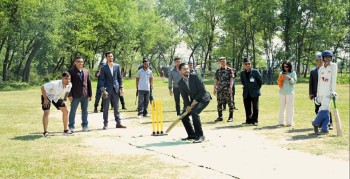 फाप्ला अन्तर्राष्ट्रिय क्रिकेट मैदानमा मन्त्रीले खेले क्रिकेट 