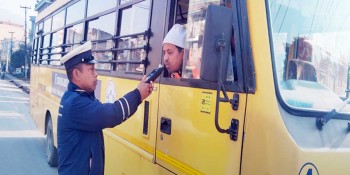 मापसे गरेर स्कूल बस चलाउने पाँच चालक पक्राउ
