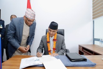 गृहमन्त्री ओमप्रकाश अर्यालले गरे पदभार ग्रहण, शोकमा राष्ट्रिय झण्डा आधा झुकाउने निर्णय