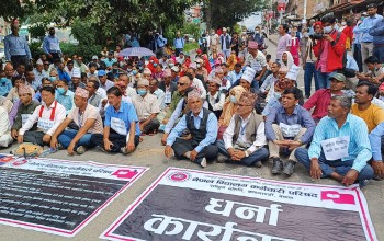 बजेटमा आफ्ना माग सम्बोधन नभएपछि विद्यालयका कर्मचारी आक्रोशित