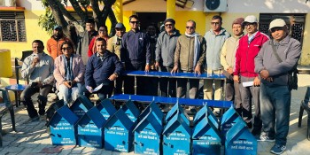 सिरहास्थित लहान नगरपालिकाद्वारा सामुदायिक विद्यालयलाई डेस्कबेञ्चसहित उजुरी पेटिका वितरण