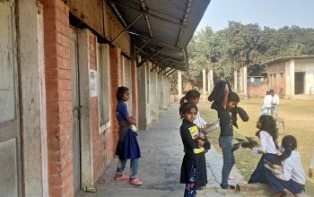 शिक्षक अभाव हुँदा एउटै कक्षामा डेढ सय विद्यार्थी पढ्न बाध्य