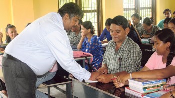 ५२ वर्षको उमेरमा स्नातक तहमा भर्ना भए मनहरी १ का वडाध्यक्ष खनाल