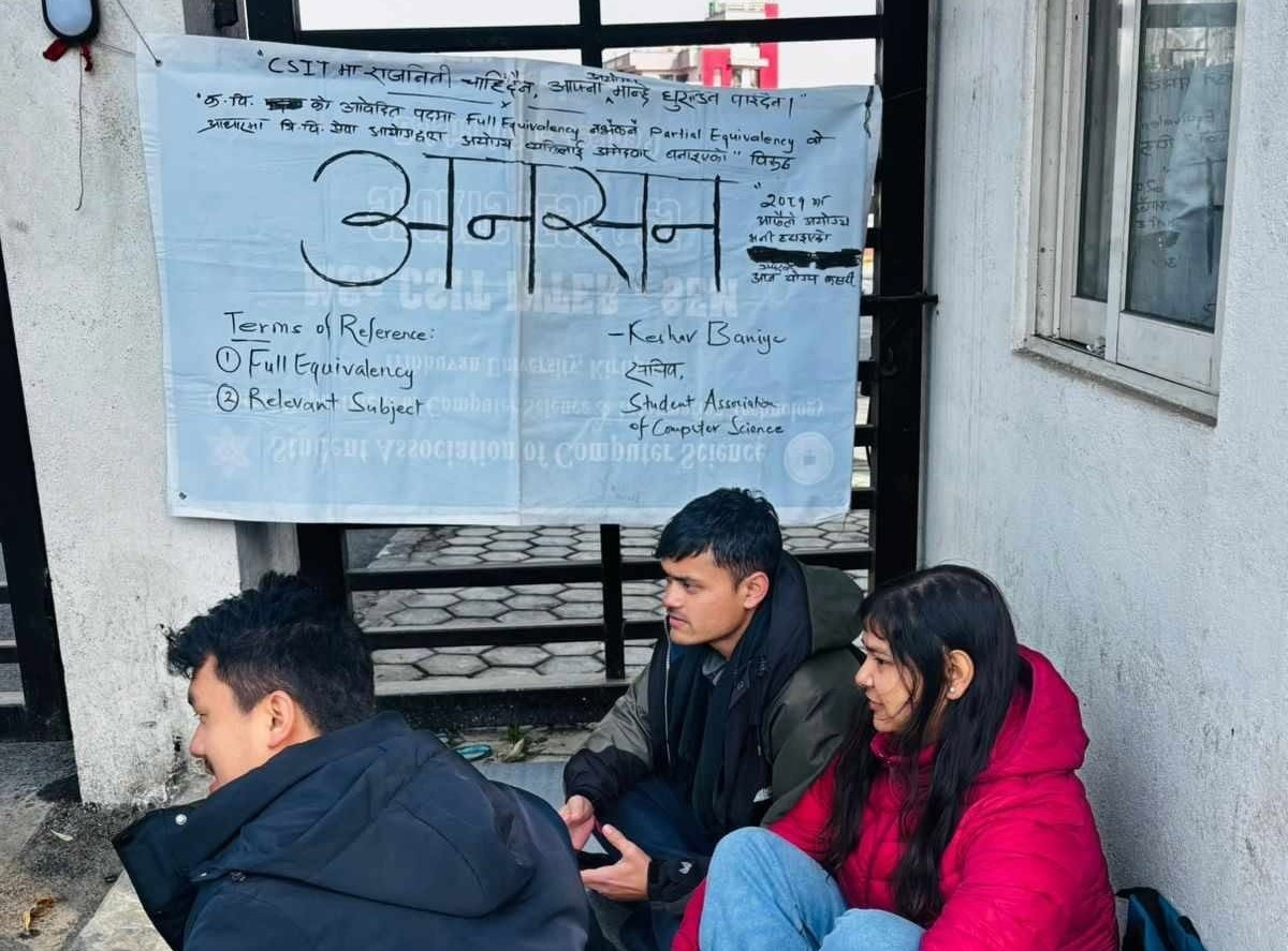 उपप्राध्यापक छनोटमा पारदर्शिताको माग गर्दै त्रिवि उपकुलपति कार्यालय अगाडि विद्यार्थीकाे अनसन