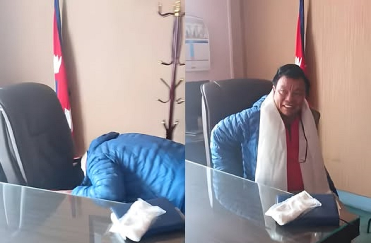 केशर महलबाट मन्त्रालय सरेपछि पहिलाे दिन कार्यकक्षको कुर्सी ढोगेर बस्दै शिक्षामन्त्री पुन