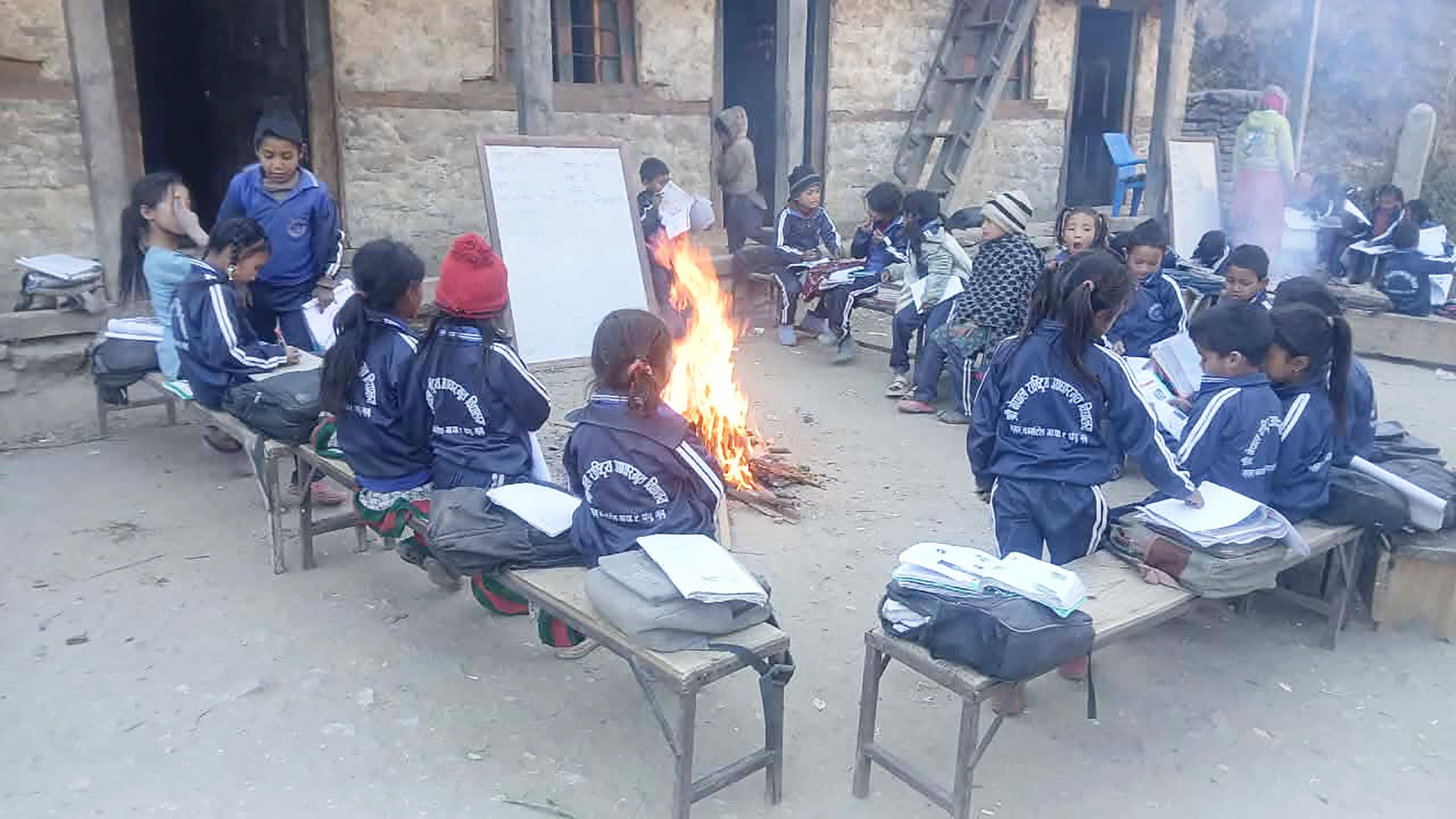 आगो ताप्दै पढ्दै मुगुका विद्यार्थी