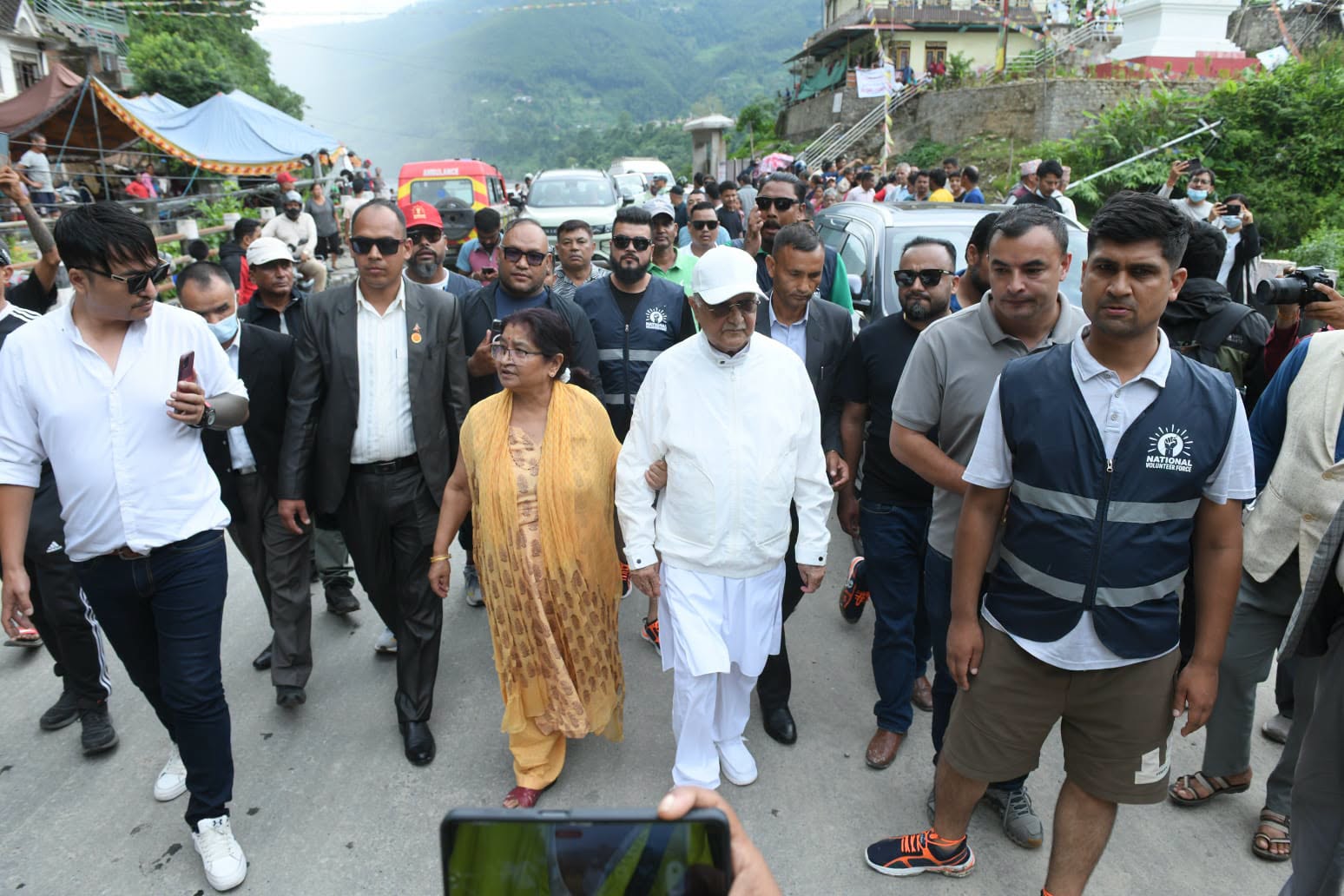 बाढी प्रभावित नुवाकोट पुगे ओली, पीडितको अवस्था बुझ्दै राहत वितरण