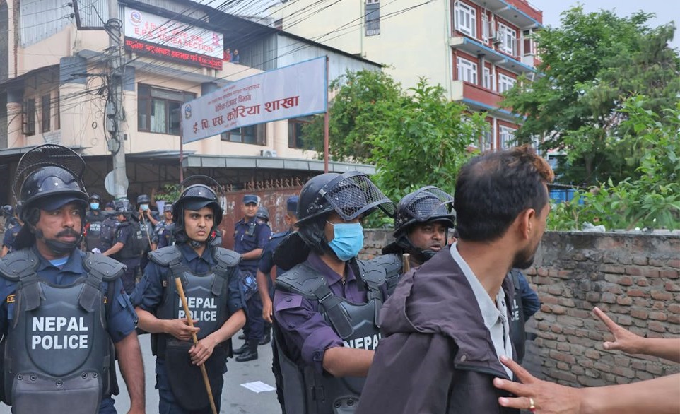 कोरिया जान पाउनु पर्ने माग राख्दै ईपीएस शाखामा धर्ना दिन पुगेका युवामाथि लाठीचार्ज