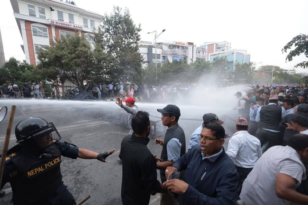 शिक्षक र प्रहरीबीच झडप हुँदा १५ जना घाइते
