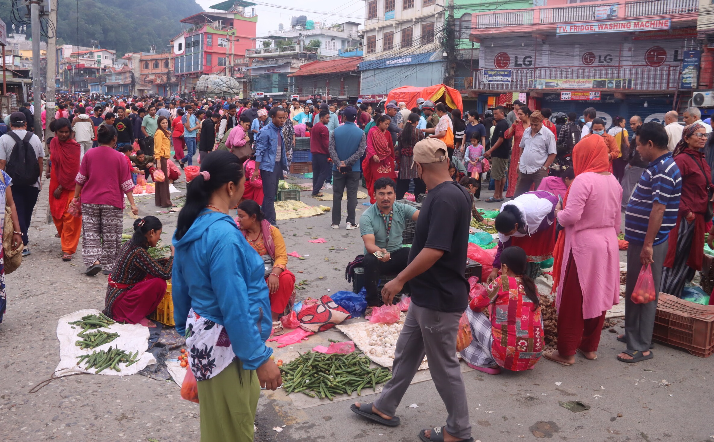 काठमाडौँ उपत्यका सहित देशभरको जनजीवन क्रमशः सामान्य बन्दै