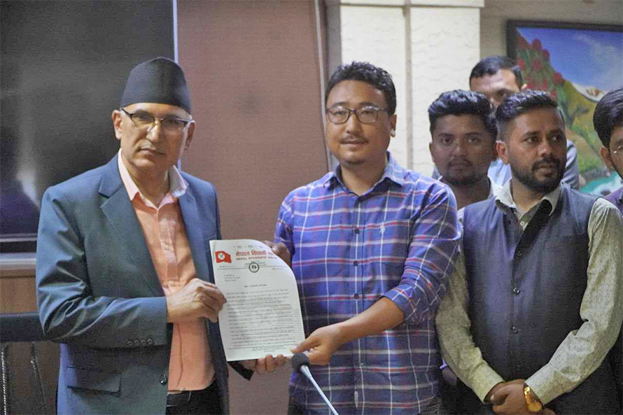 'पेड इन्टर्नसीप'को माग गर्दे नेविसंघले बुझायाे अर्थमन्त्रीलाई ज्ञापनपत्र