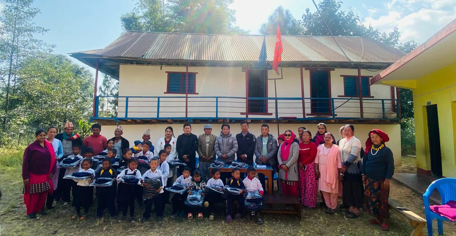 ताप्लेजुङकाे फुङलिङ आधारभूत विद्यालयका विद्यार्थीलाई न्यानो कपडा वितरण