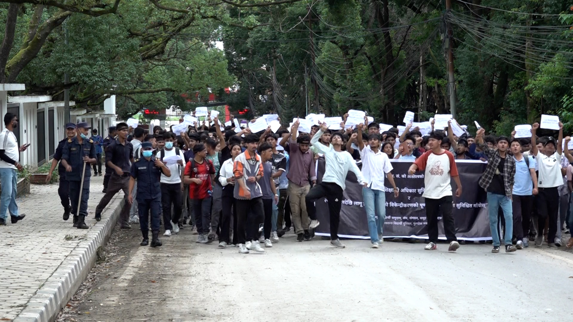 इन्जिनियरिङ अध्ययन संस्थानका विद्यार्थी विकेन्द्रीकरण र स्वायत्तताको माग राख्दै विरोध प्रदर्शनमा