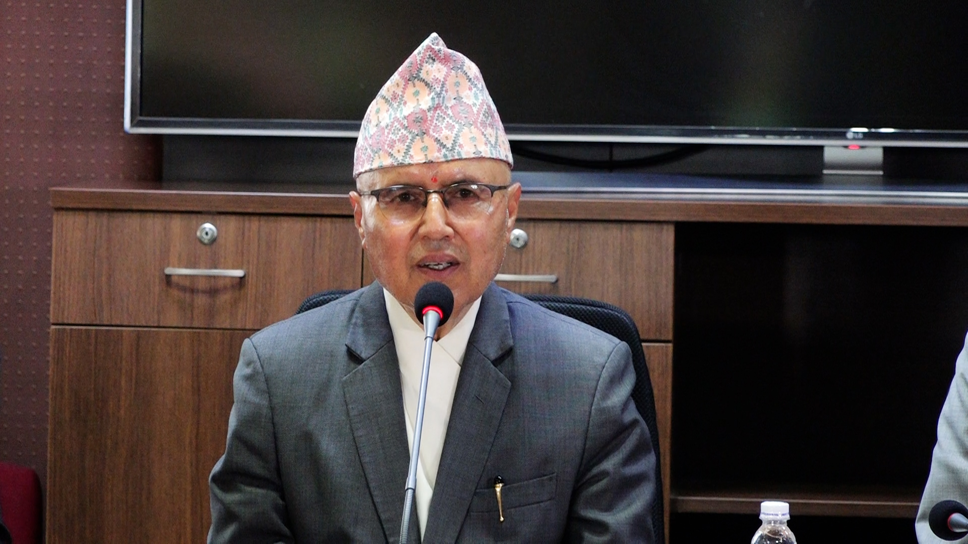 शून्यमा पुगेको मुलुकको अर्थतन्त्र सम्हाल्न अर्थमन्त्री रामेश्वर खनाललाई चुनाैती